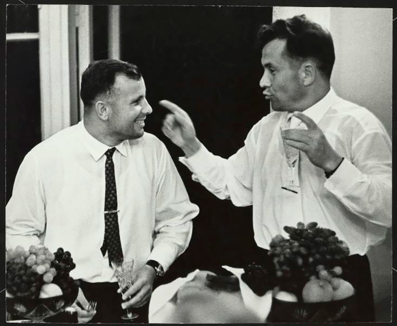 Jurij Gagarin i Pavel Popovič. Popovič je bio četvrti sovjetski kozmonaut u svemiru, šesti čovjek u orbiti i osmi čovjek u svemiru. Smatrali su se jakim kandidatom za prvi let u svemir, ali je, kada je Gagarin izabran za Vostok 1, Popovič služio kao glavni komunikator (CAPCOM) leta. 1962. / 