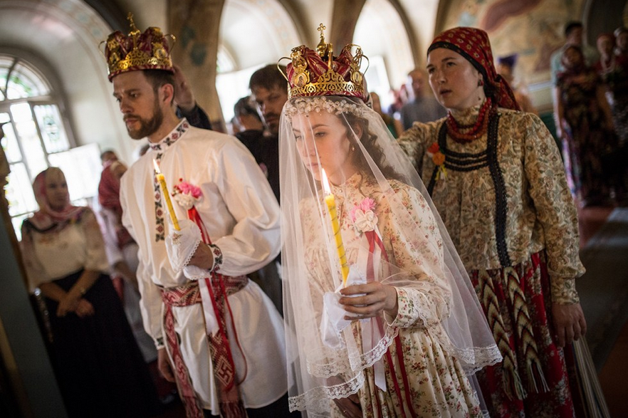 Mlada Diana Hamitova in mladi ženin Ilja Klinkin na poroki po starih ruskih običajih v Katedrali Kristusovega vstajenja, junij 2016.