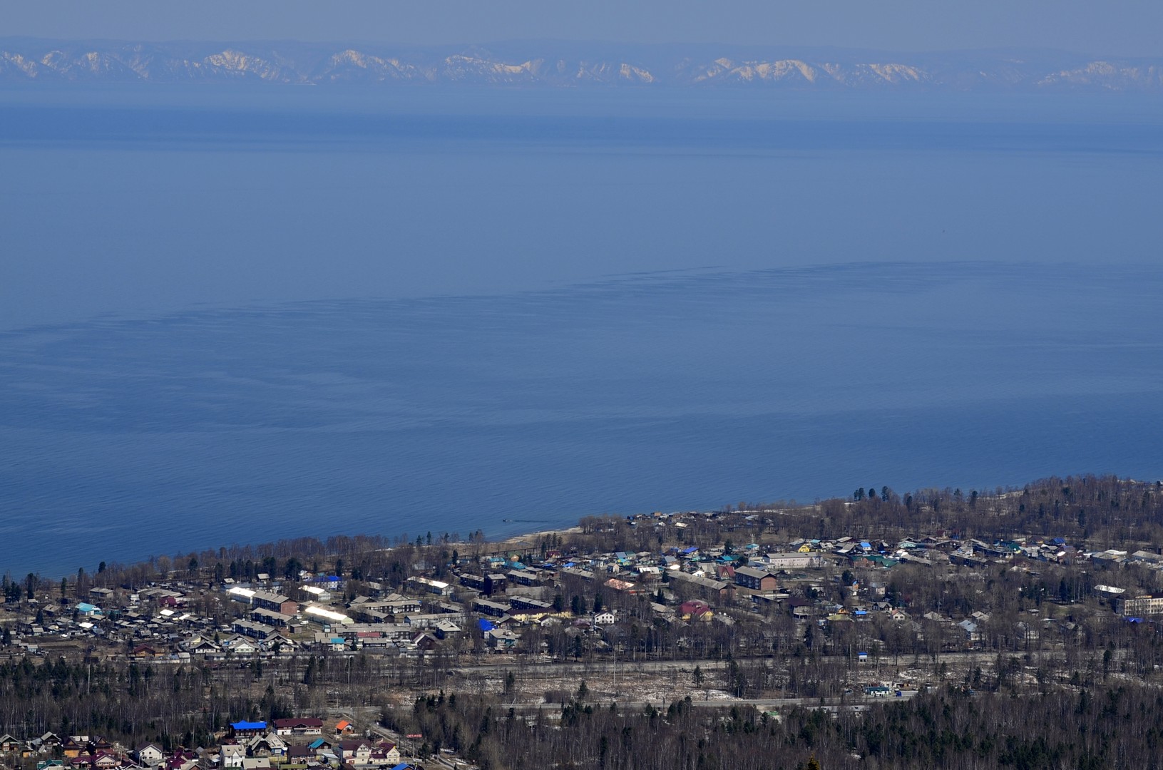 Blick hinüber zum anderen Ufer des Baikals - an einer schmalen Stelle.