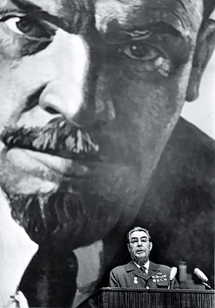 Leonid Brejnev devant le portrait de Lénine.
