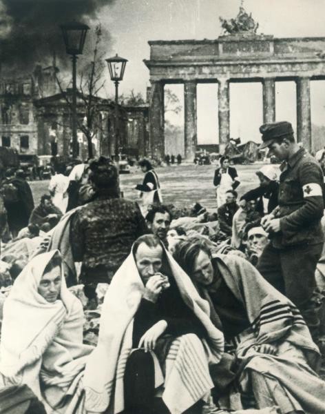 Немски военнопленници край Бранденбургската врата, 1945 г.