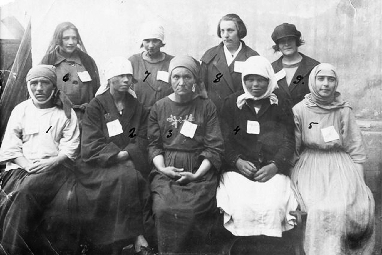Проститутки с бели листове, заловени от полицията в Руската империя.