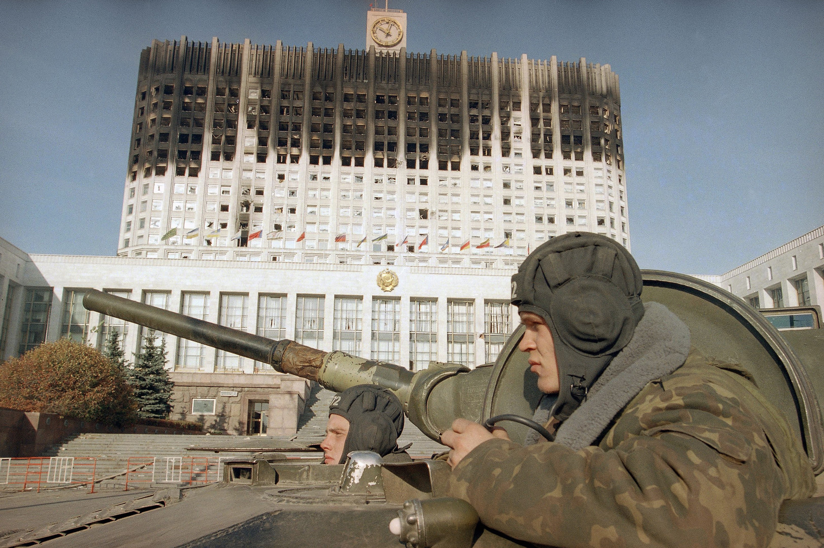Руски војници у тенку испред зграде руског парламента у Москви. 6. октобар 1993.