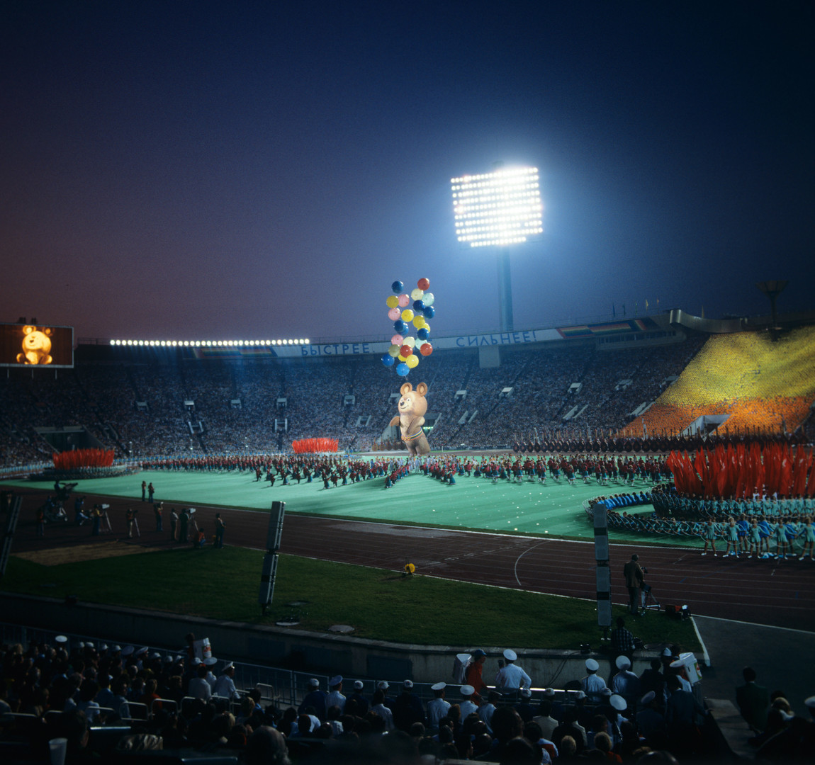 Olimpijska maskota Miša uzlijeće na nebo na ceremoniji zatvaranja Olimpijskih igara u Moskvi