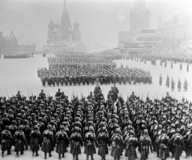 7. november 1941. Sovjetske čete med parado korakajo mimo Kremlja proti fronti. 