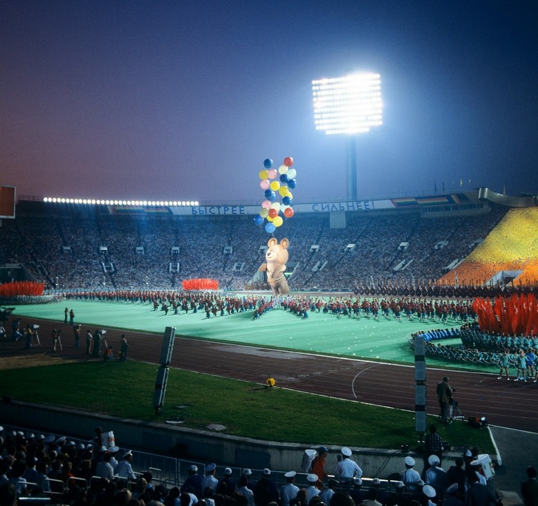 Olimpijska maskota Miška (medved) leti v nebo med zaključno slovesnostjo moskovske olimpijade.