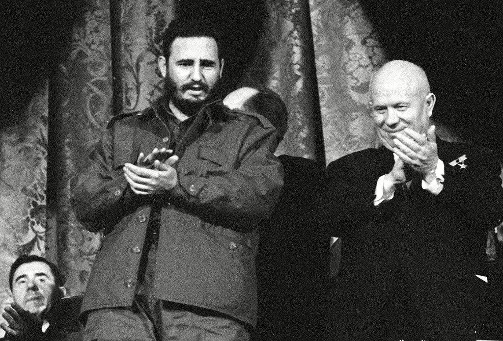 Fidel Castro con Nikita Jrushchov en el Teatro Bolshói en Moscú, el 1 mayo de 1963