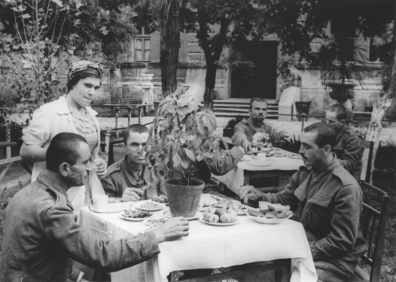 Романски заробеници во логорот во Одеса, август 1941 година 