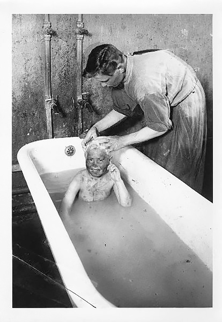 Къпане на бездомно дете, гр. Покров, 1927 г.