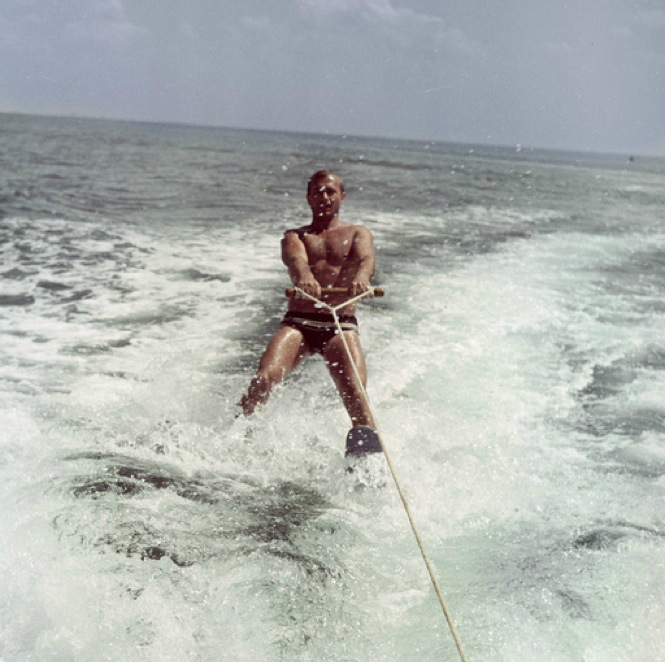 Yuri Gagarin en esquí acuático en Francia, los años 60.
