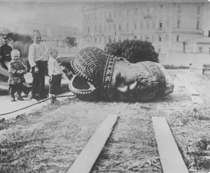 Свалянето на паметника на Александър III в Москва, 1918 г. 