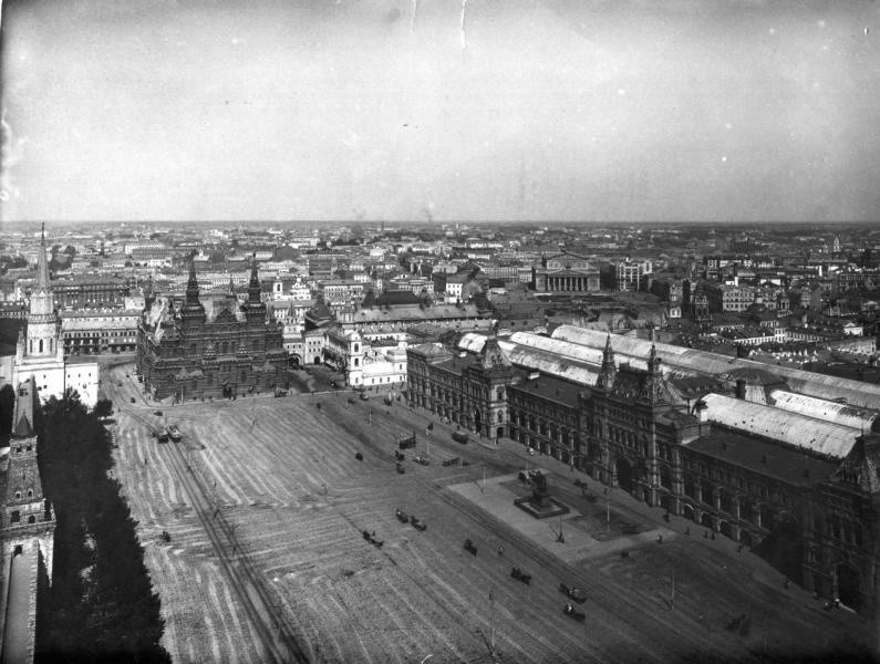Изглед към Червения площад от камбанария на Спаската кула, 1910-те. 
