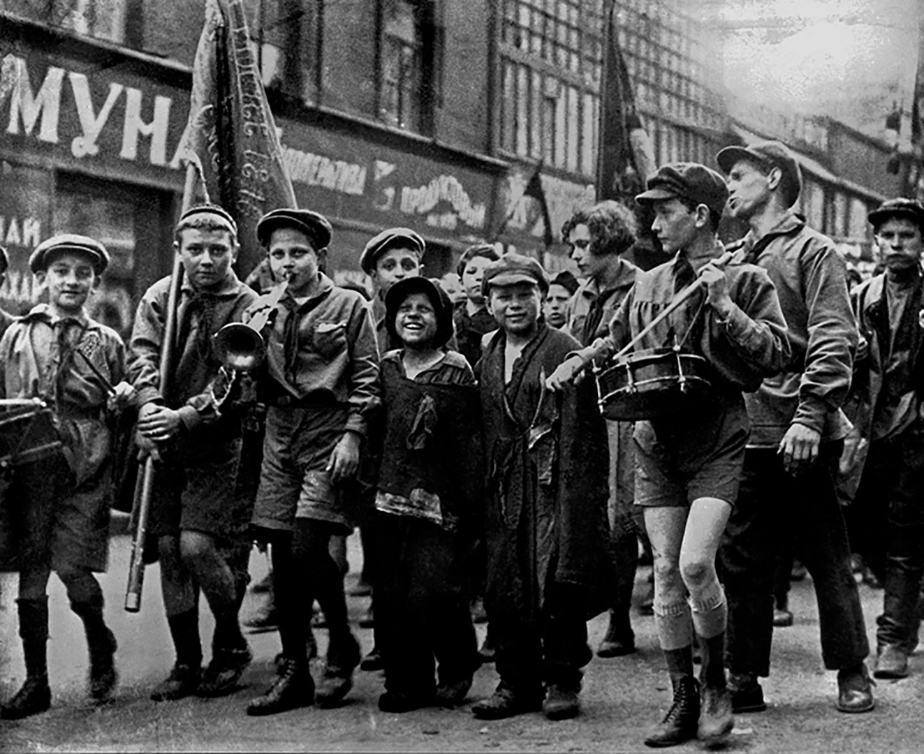 Straßenkinder und Pioniere auf der Demonstration zum 1. Mai 1927 