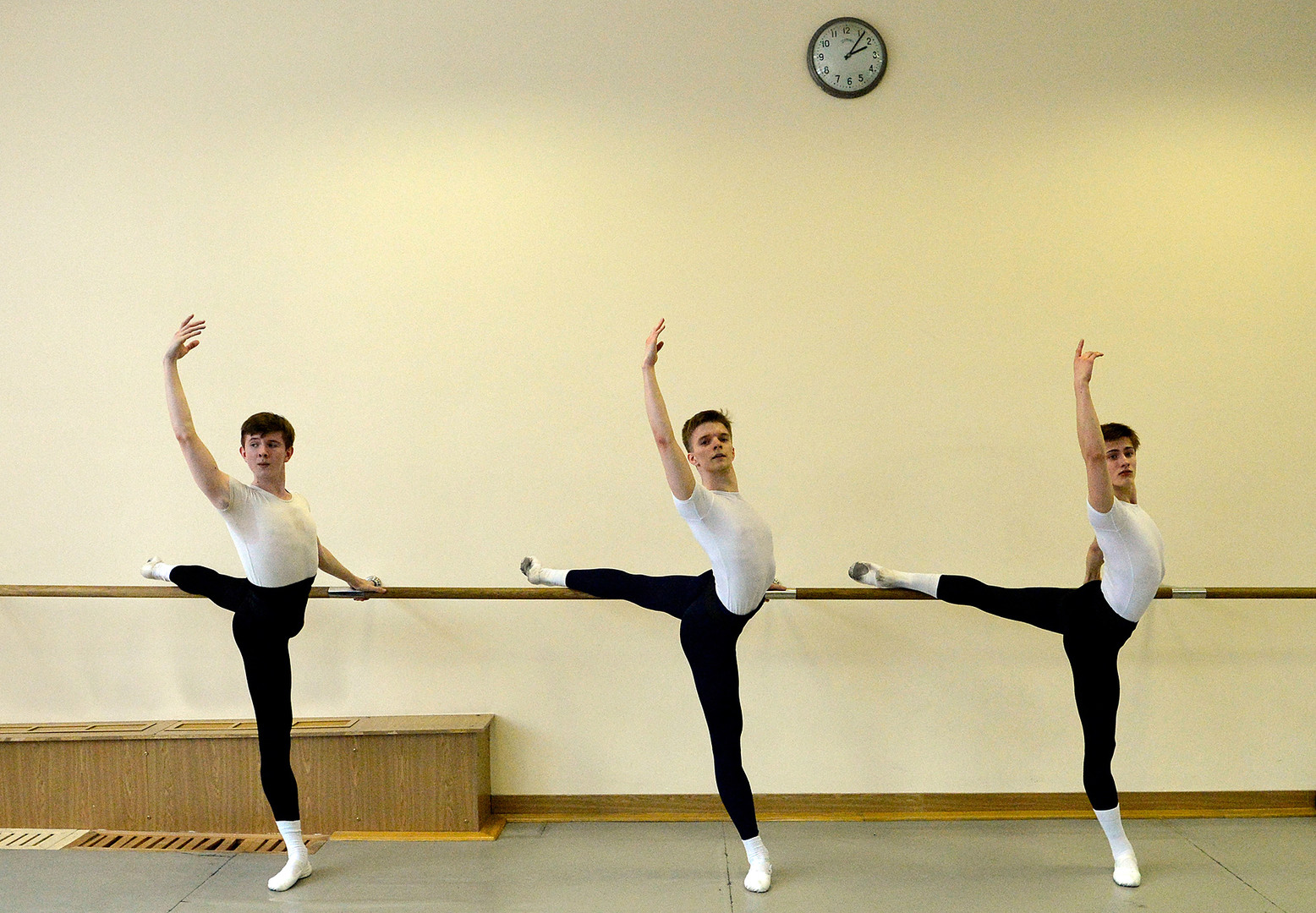 Los estudiantes de la Academia de Ballet del Bolshói durante la clase, Moscú