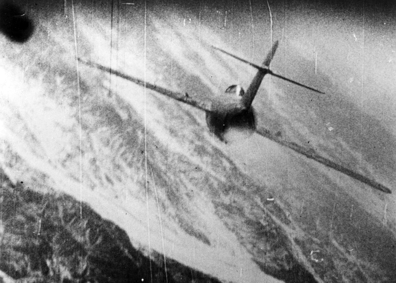 El caza soviético MiG-15 atacado por el F-86 Sabre estadounidense sobre Corea en 1952-53.