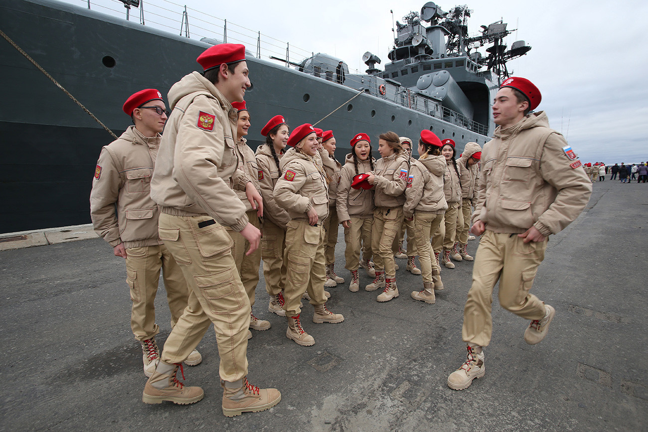 Svečanost uvođenja novih kadeta u organizaciju mladih Junarmija na protupodmorničkom brodu Severomorsk u gradu Dudinka. 