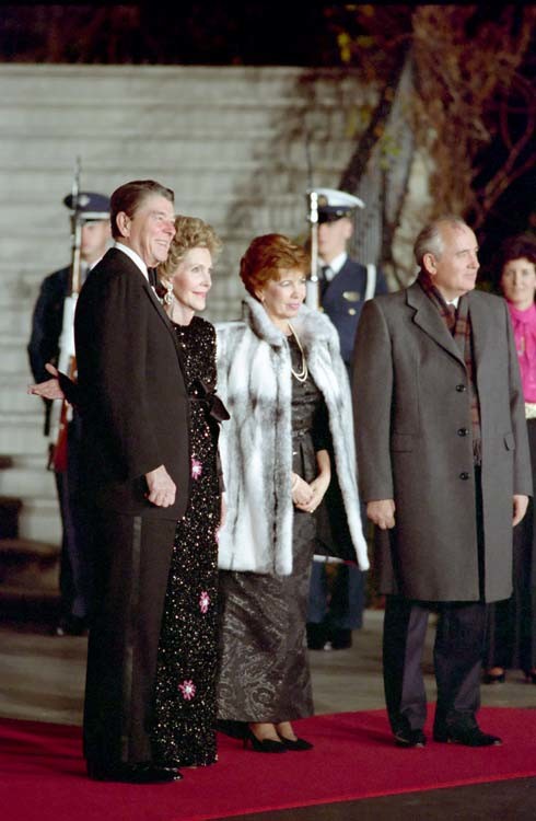 Ronald und Nancy Reagan und Michael Gorbatschow mit seiner Ehefrau Raissa 1987