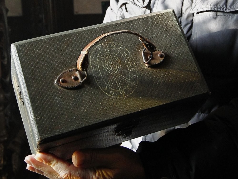 …Разглеждаме капака на куфара, на който ясно се вижда официалната емблема на 