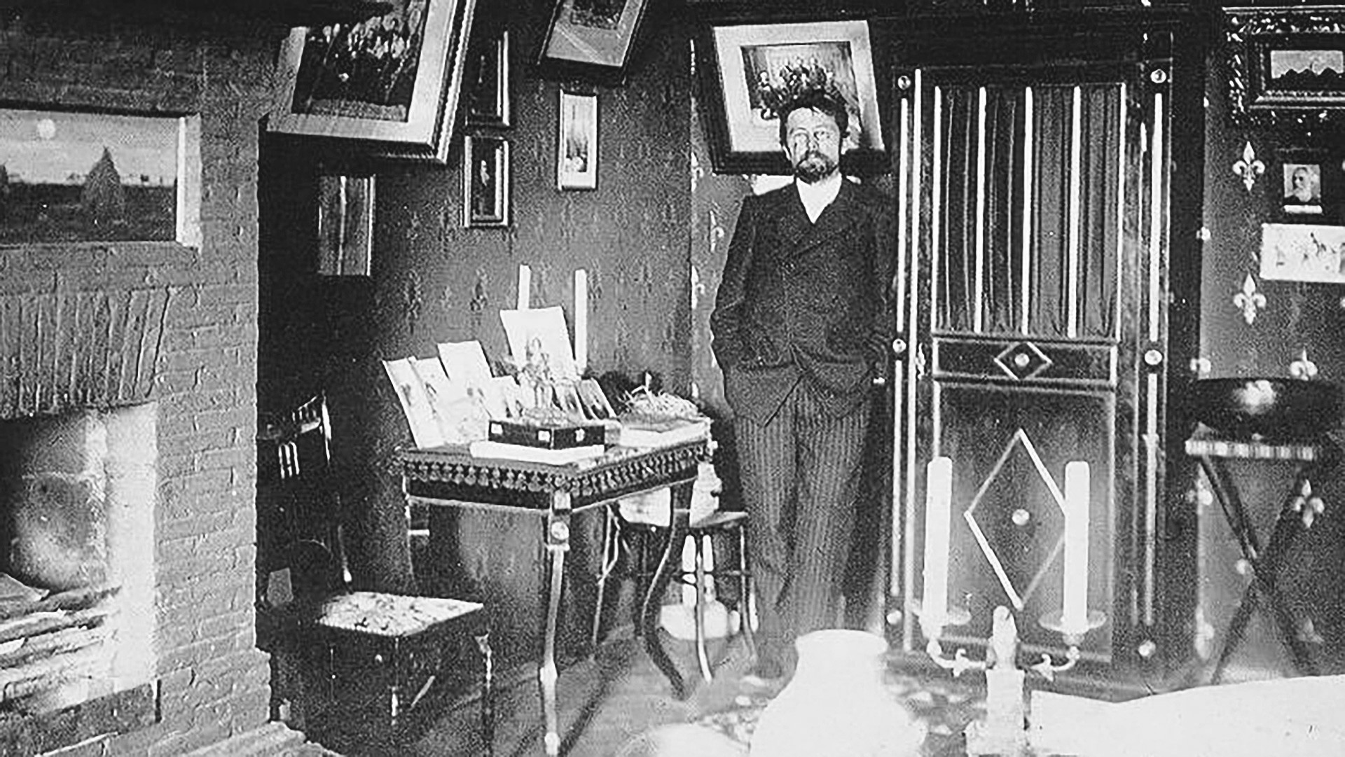 1898 verbrachte Tschechow viel Zeit auf der Krim, um seine Tuberkulose-Erkrankung zu heilen. Er kaufte sich sogar ein Häuschen dort, weil der das Klima so liebte. Heute befindet sich in seiner Datscha ein Tschechow-Museum.