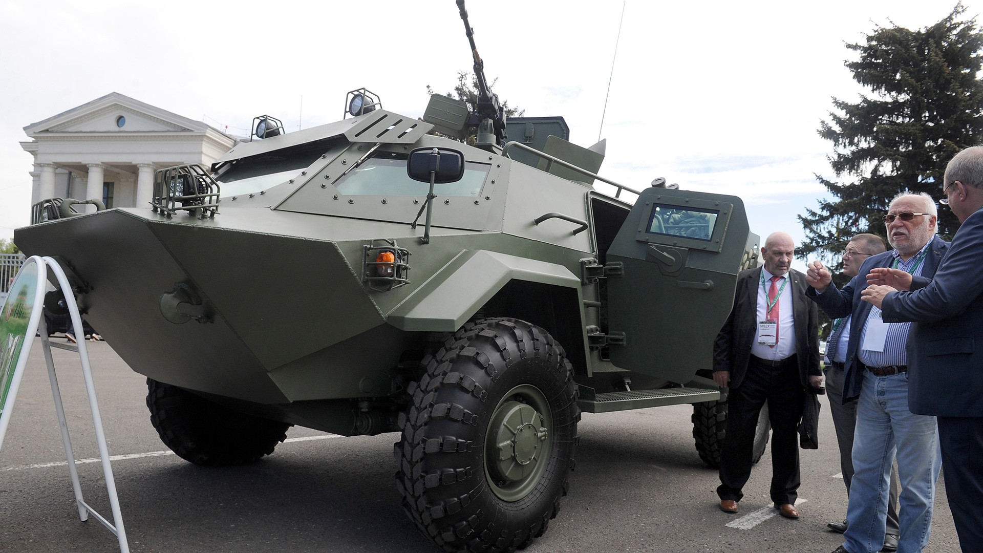 Оклопни транспортер на осмој међународној изложби наоружања и војне технике „MILEX 2017“.