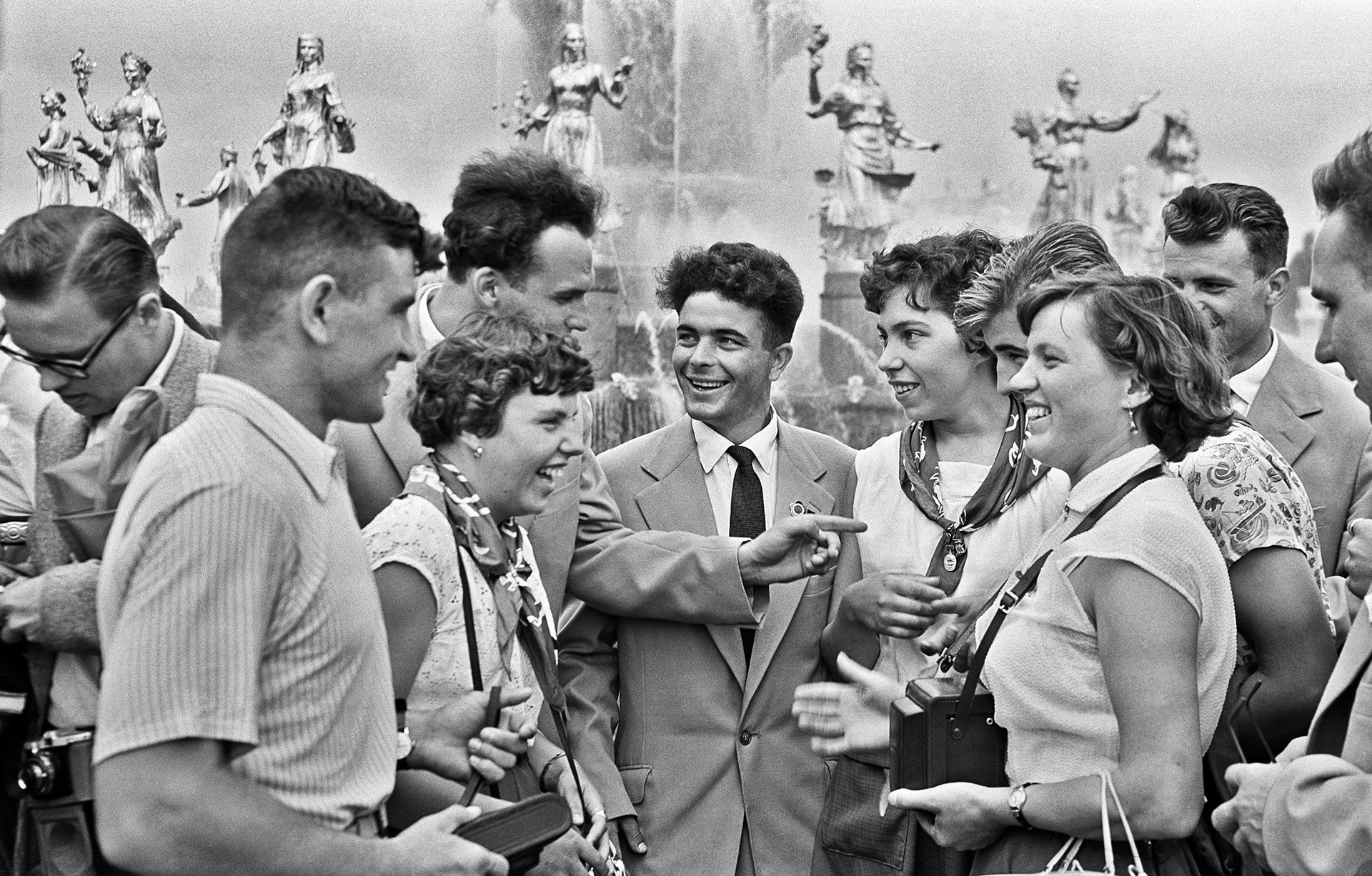1957 год первый в истории. 60е СССР молодежь. Фестиваль 1957 Хрущев. СССР В 60е 80е годы. Московский фестиваль молодежи и студентов 1957.