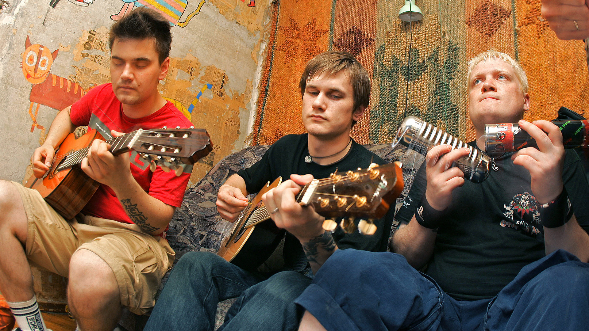 Членовете на популярната рок група "Lumen" (от ляво надясно): Игор Мамеев, Евгений Огнев и Денис Сахаров, по време на квартирник.