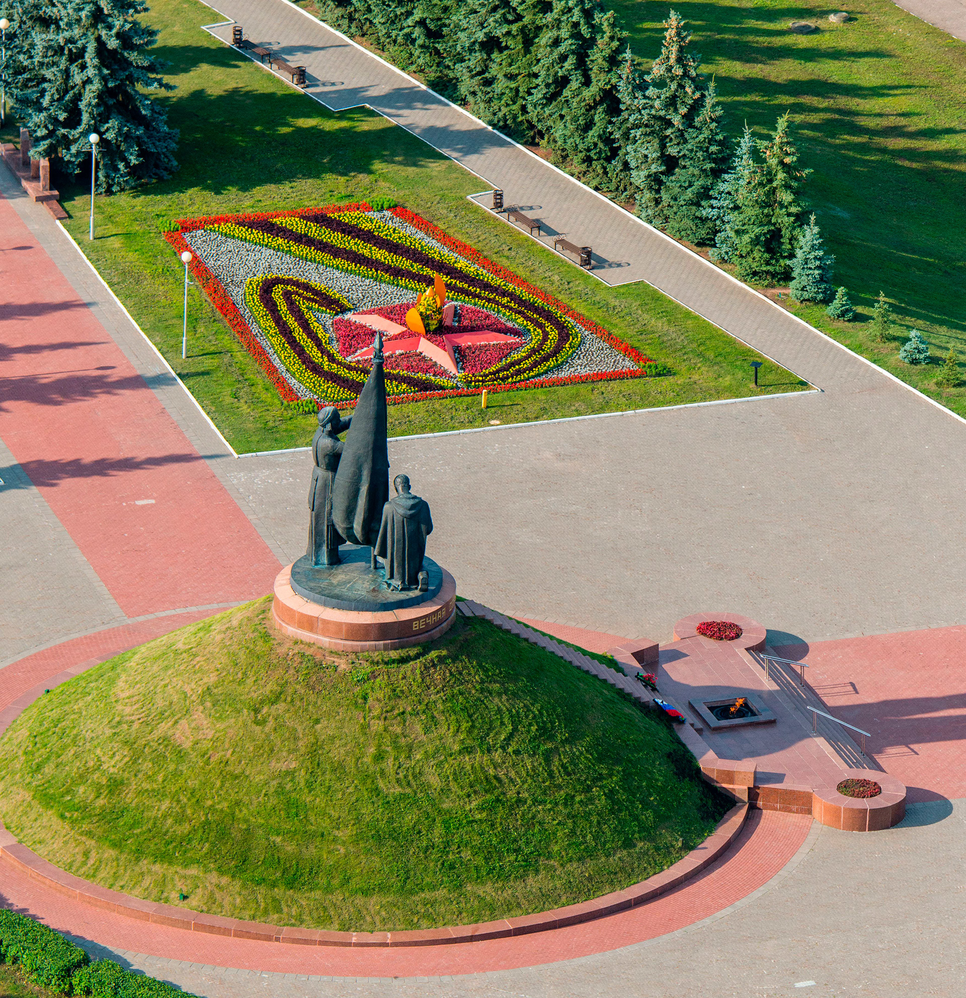 'Eternal Glory to the Heroes' monument in Pobedy Park.