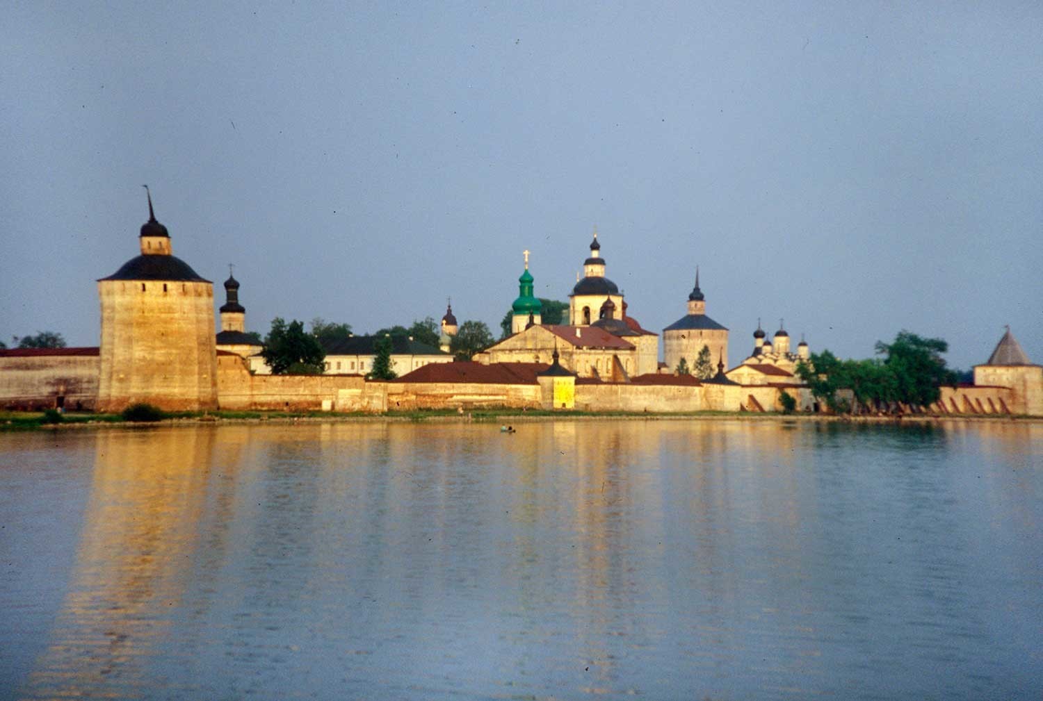 Manastir svetog Ćirila Bjelozjerskog. Pogled s jugozapadne strane, preko jezera Sivjerskoje. 14. srpnja 1999.