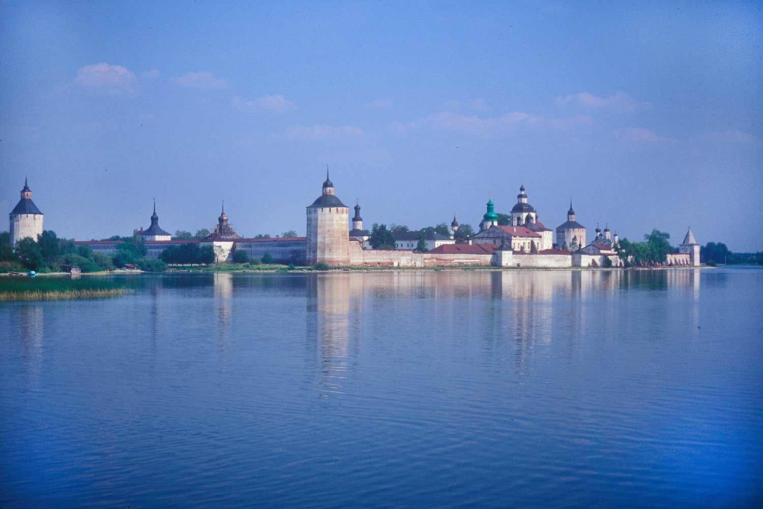 Manastir svetog Ćirila Bjelozjerskog. Pogled s jugozapadne strane, preko jezera Sivjerskoje. 15. srpnja 1999.