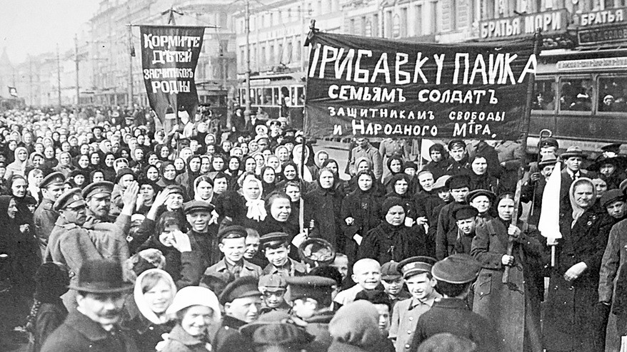 Demonstracije delavcev pred tovarno Putilova v Petrogradu.