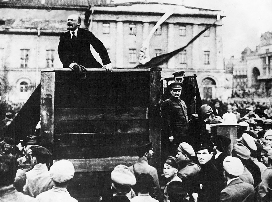 Vladimir Lenin nagovarja občinstvo na Sverdlovskem trgu v Petrogradu, 1919. Leon Trocki stoji na desni.