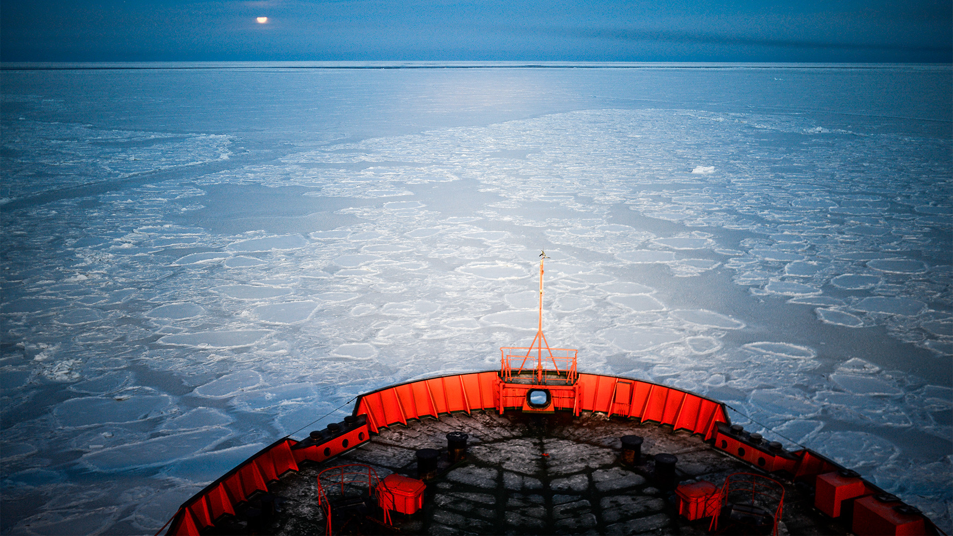 Атомният ледоразбивач "Арктика" отплава в ледените арктически води, 18.10.2013 г.
