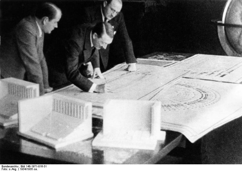 Алберт Шпеер (отляво) до Хитлер (отдясно).
