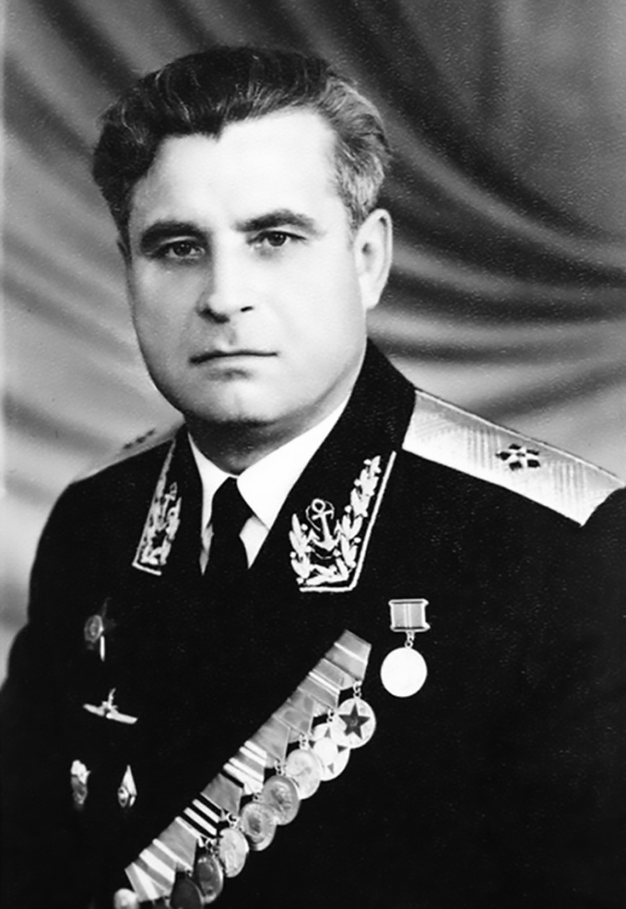 Василий Архипов във вицеадмиралска униформа