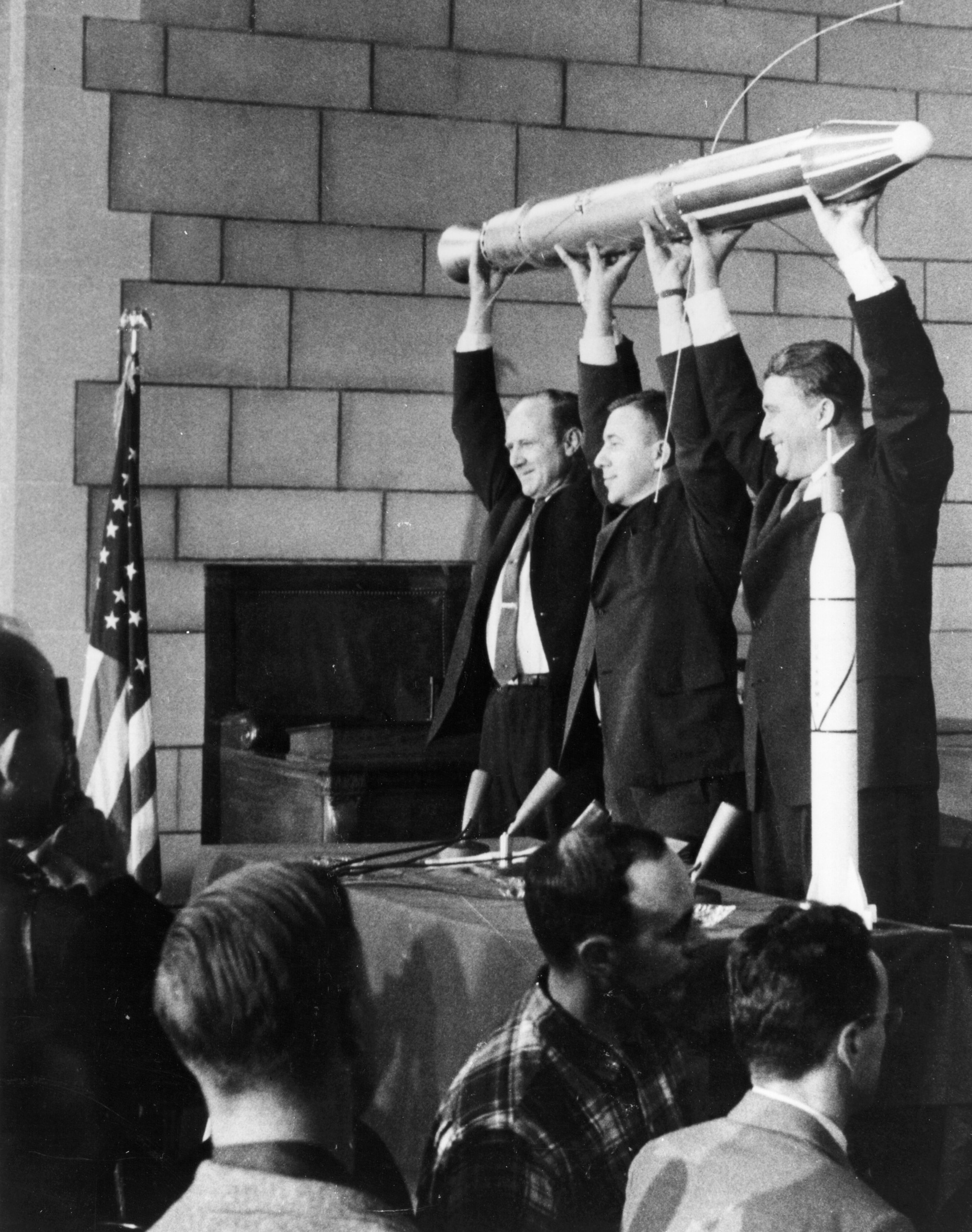 Im Gründungsjahr 1958 waren diese drei Männer für den erfolgreichen Start des ersten NASA-Satelliten ins All verantwortlich: William H. Pickering, James Van Allen and Wernher von Braun. 