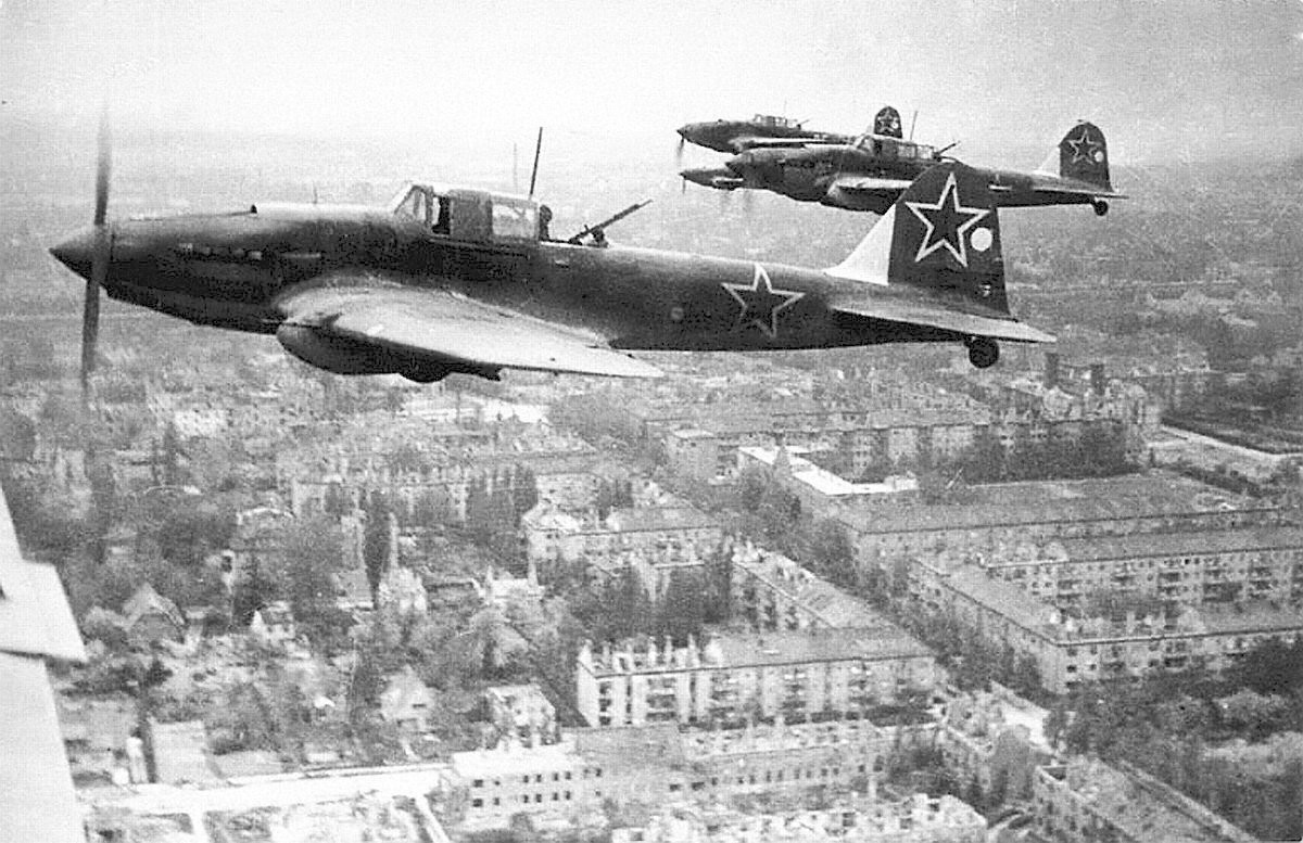 Aparatos Il-2 en formación sobrevuelan una ciudad alemana. 