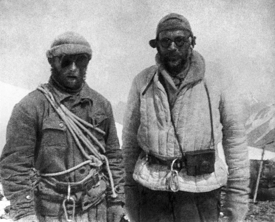 Evgenij Abalakov (levo) in Nikolaj Gorbunov (desno), člana ekspedicije št. 29, ki sta začela plezati na Stalinov vrh avgusta 1933.