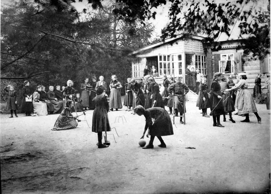 Momento di svago in una scuola di Mosca, 1900