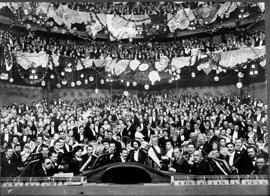Festa di ballo a teatro, inizio Novecento