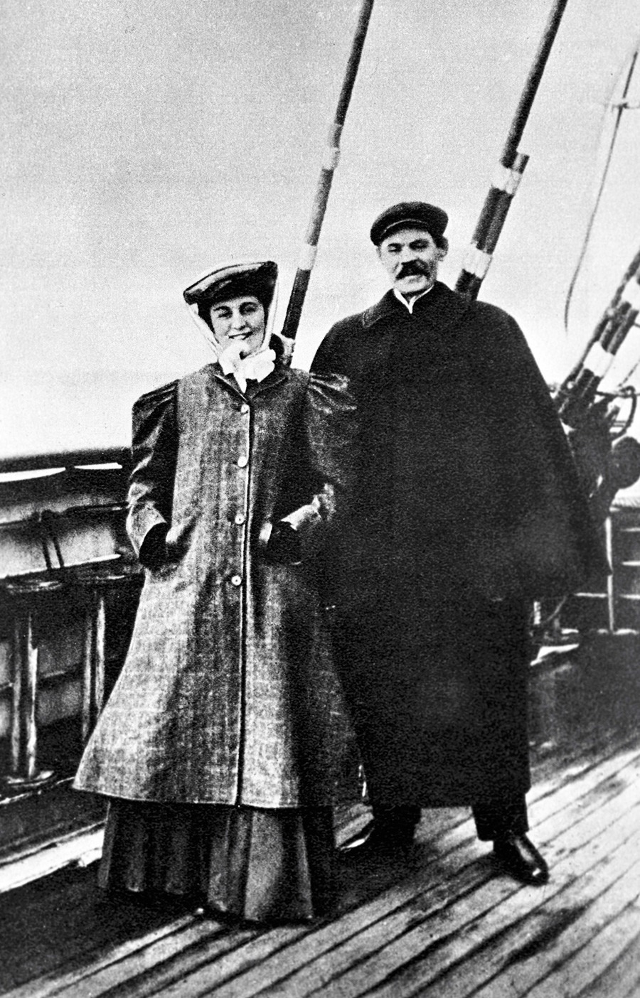 Maria Andreeva and Maxim Gorky on the deck of a steamboat en route to America. A screenshot from the documentary 