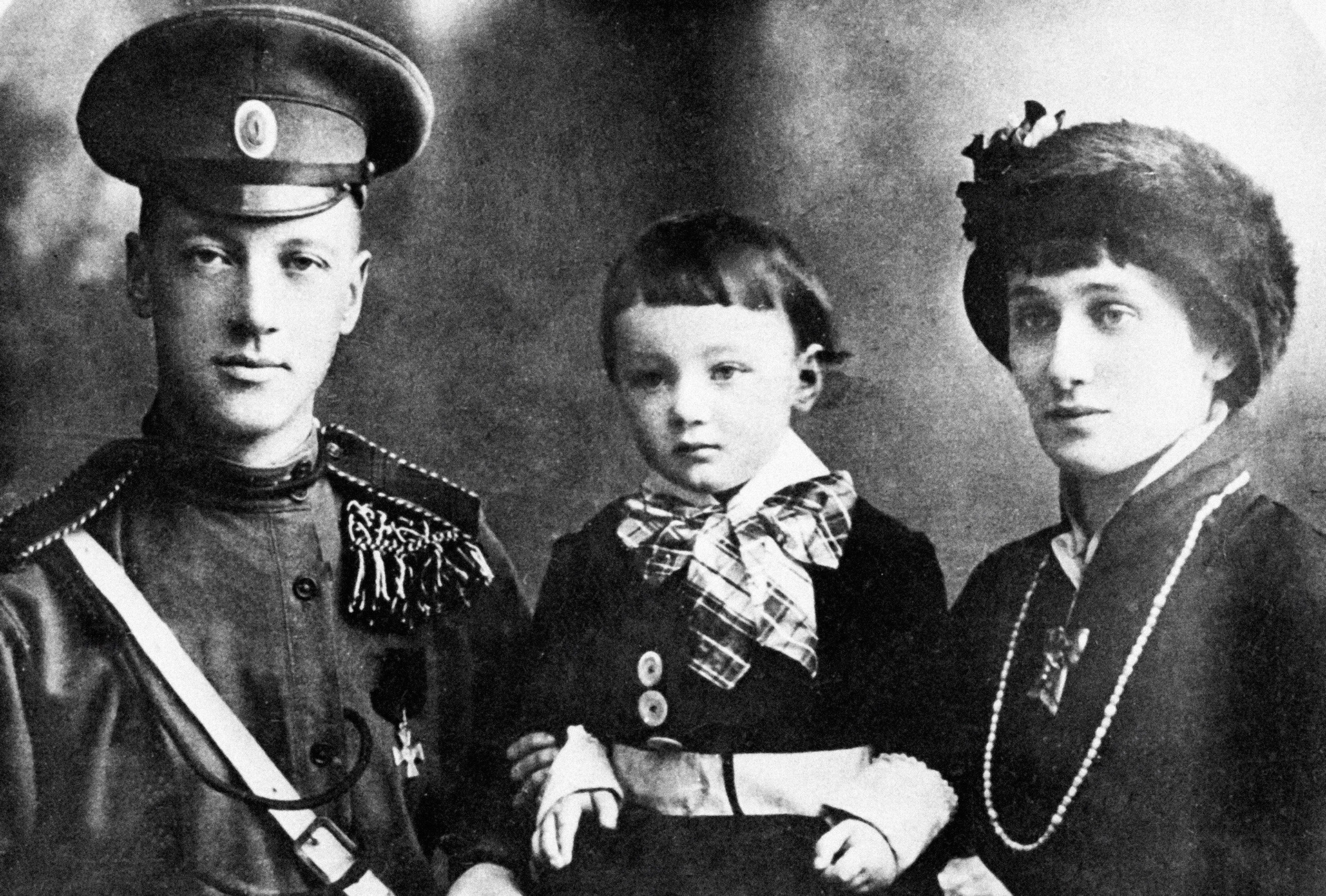 O casal de poetas Nikolai Gumilióv (esq.) e Anna Akhmátova (dir.) com o filho Lev. 