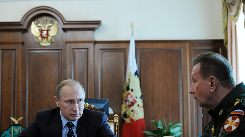Presiden Rusia Vladimir Putin dan Kepala Garda Nasional Rusia Viktor Zolotov.