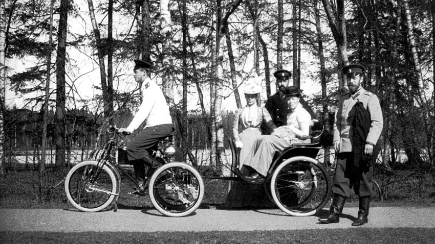 Tsar Nicolau 2º e família durante caminhada em Tsarskóie Selô