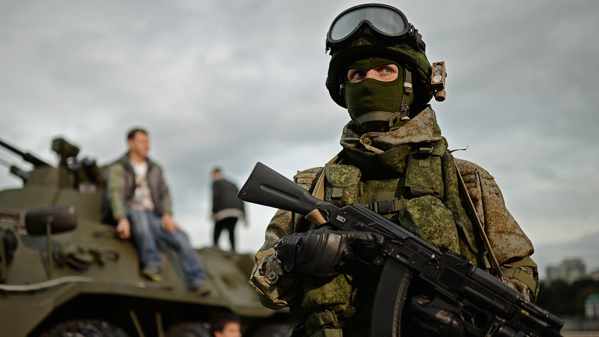 Војник на фестивалу „Армија Русије“ у Москви.