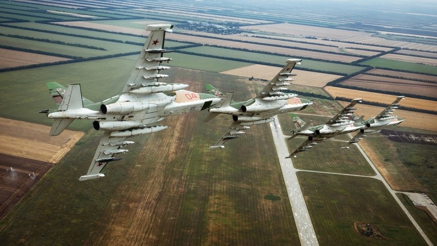 Vadbeni polet posadke letala Suhoj Su-25 letalskega polka južnega vojaškega okrožja v Primorsko-Ahtarsku.
