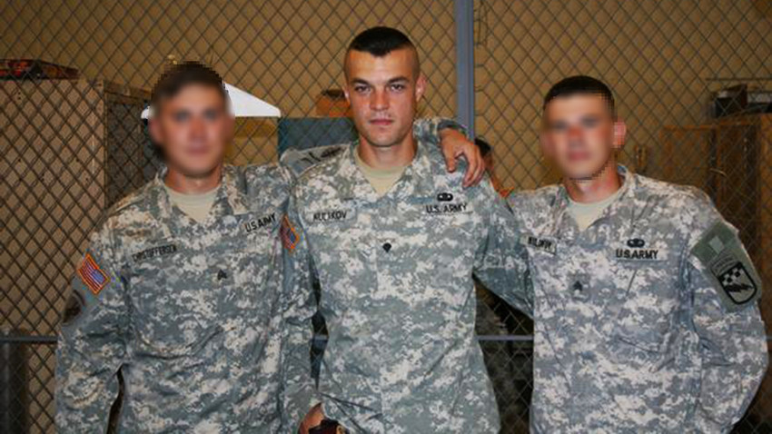 Seseorang yang terlihat persis seperti Letnan Kolonel Sergey Kulakov (tengah) berfoto mengenakan seragam militer AS.