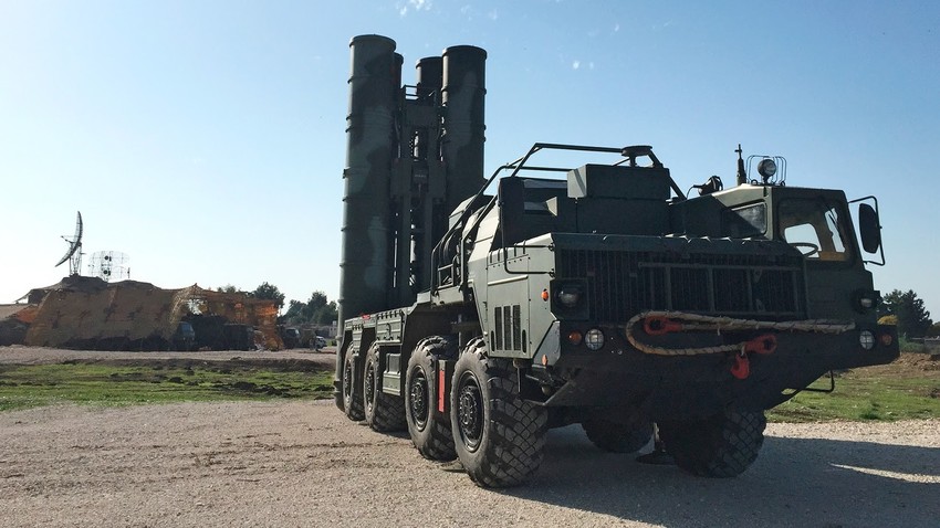 Sistem zračne obrambe S-400 v letalskem oporišču Hmejmim, kjer ščiti ruska letala med poleti v Siriji.