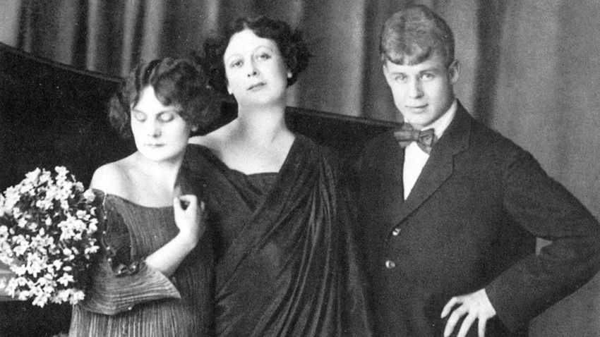 Portret Sergeja Jesenjina, Isadore Duncan i njihove posvojene kćeri Irme
