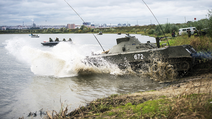 A 2S9 Nona-S self-propelled gun crosses a water obstacle during a command & headquarters exercise involving the 106th Guards Airborne Division in Russia's Ryazan Region.