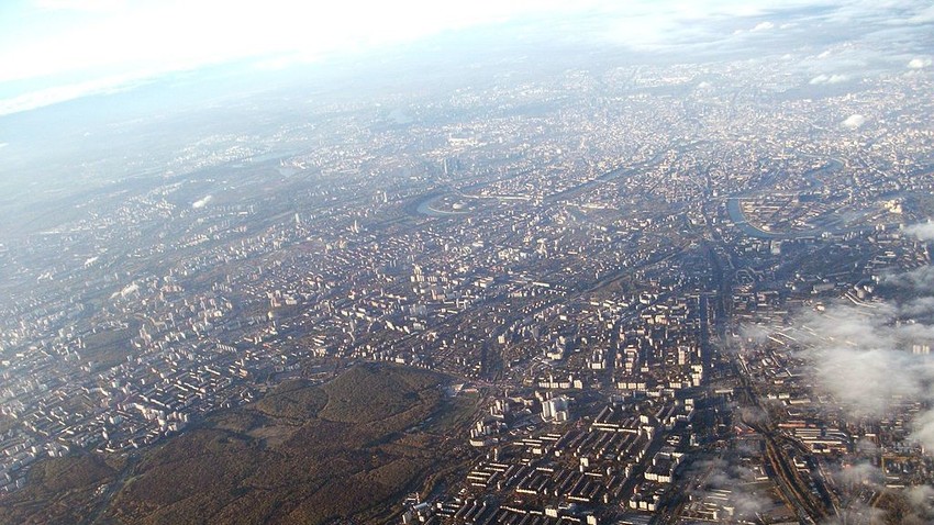 Zračni pogled na Moskvo. V ospredju so značilna blokovska naselja na mestnem obrobju.